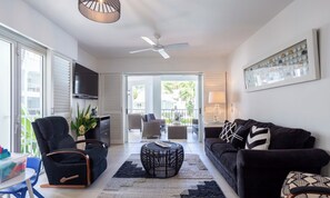 TV - Luxury Beach Club 2 Bedroom 4121/2 (Palm Cove)