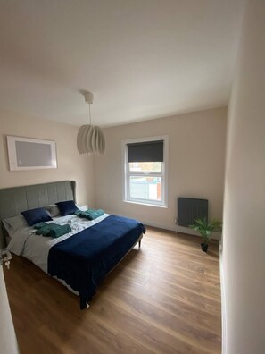 3 bedrooms, wheelchair access - Modern 3 Bedroom House ONLY 5 min to Luton Airport (Luton)