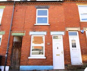 Exterior detail - Modern 3 Bedroom House ONLY 5 min to Luton Airport (Luton)