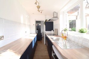 Dining tables - Modern 3 Bedroom House ONLY 5 min to Luton Airport (Luton)