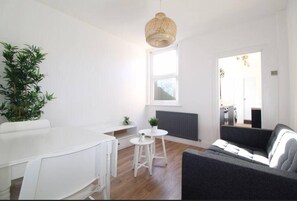 Living area - Modern 3 Bedroom House ONLY 5 min to Luton Airport (Luton)