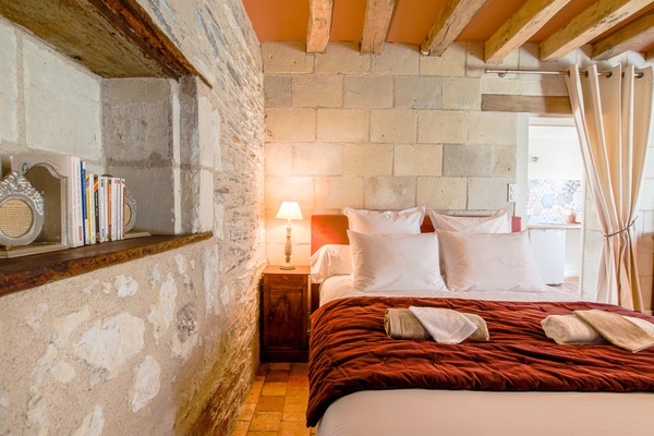 1 bedroom, desk, soundproofing, WiFi