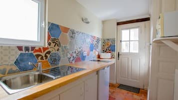 Een koelkast, een microgolfoven, een kookplaat