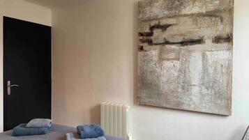 2 slaapkamers, een bureau, een strijkplank/strijkijzer, gratis wifi