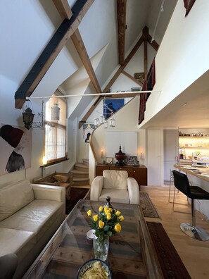 TV connectée, lecteur de DVD, livres, chaîne hi-fi