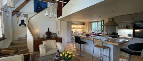 Smart-tv, dvd-spelare, böcker och en stereo