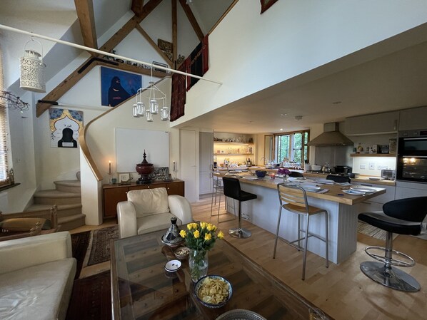 TV connectée, lecteur de DVD, livres, chaîne hi-fi