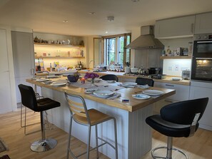 Fridge, microwave, oven, stovetop - Stylish two-bedroom condo with free parking. (London)