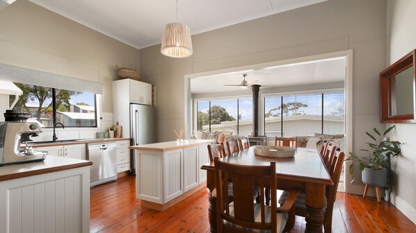 Een microgolfoven, een oven, een kookplaat