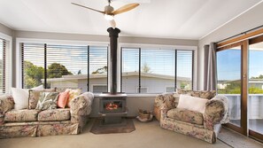 TV - Howitt House | Central Metung Village Retreat (Metung)
