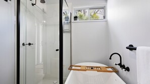 Bathtub - Howitt House | Central Metung Village Retreat (Metung)