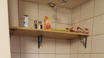 Frigorífic, microones, placa de cuina i cafetera i tetera