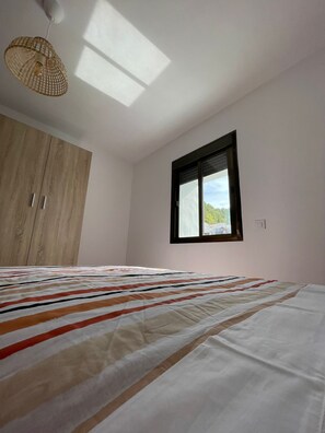 3 bedrooms, iron/ironing board, free WiFi, bed sheets - Cozy house in the center. With fireplace, terrace, kitchen... (El Bosque)