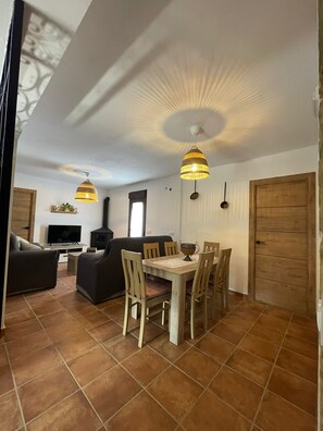Dining - Cozy house in the center. With fireplace, terrace, kitchen... (El Bosque)