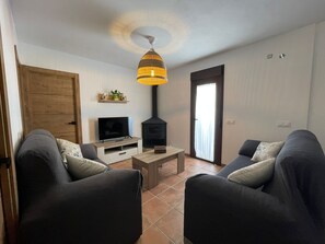 Smart TV, fireplace - Cozy house in the center. With fireplace, terrace, kitchen... (El Bosque)
