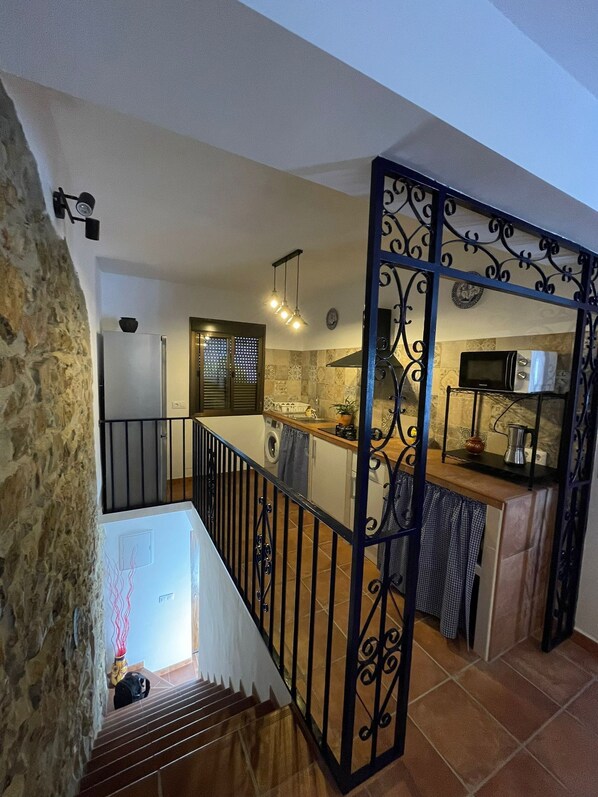 Fridge, microwave, coffee/tea maker, toaster - Cozy house in the center. With fireplace, terrace, kitchen... (El Bosque)