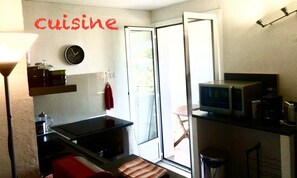 Fridge, microwave, oven, stovetop - IN HOUSE SEA VIEW & ON ILE ROUSSE : T3 /4 PERS.  TERRACE/CLIM BEACH 800m away (L'Île-Rousse)