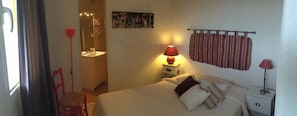 2 bedrooms, in-room safe, iron/ironing board, travel cot - IN HOUSE SEA VIEW & ON ILE ROUSSE : T3 /4 PERS.  TERRACE/CLIM BEACH 800m away (L'Île-Rousse)