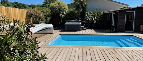 Una piscina cubierta, una piscina al aire libre