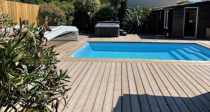 VILLA air-conditioned private covered heated swimming pool, jacuzzi, Sauna