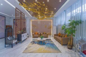Una sala moderna con un sofá, una mesa de centro y plantas decorativas.