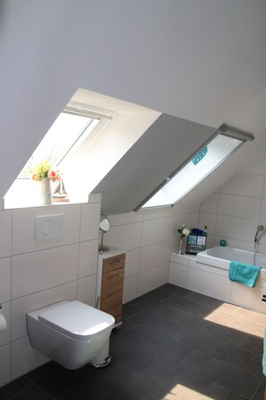 Badewanne, Haartrockner, Seife, Toilettenpapier