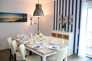 Dining - Luxurious FH near the dike, sauna, fireplace, garden, beach chair (8 adults & baby) (Butjadingen)