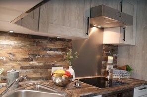 Réfrigérateur, four à micro-ondes, un four, surface de cuisson
