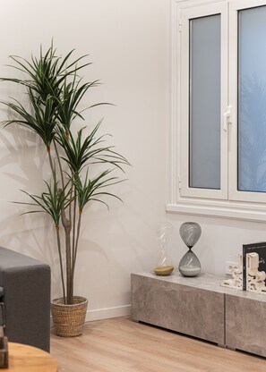 Appartamento Deluxe | Area soggiorno | Smart TV, Netflix, docking station per MP3, servizi in streaming