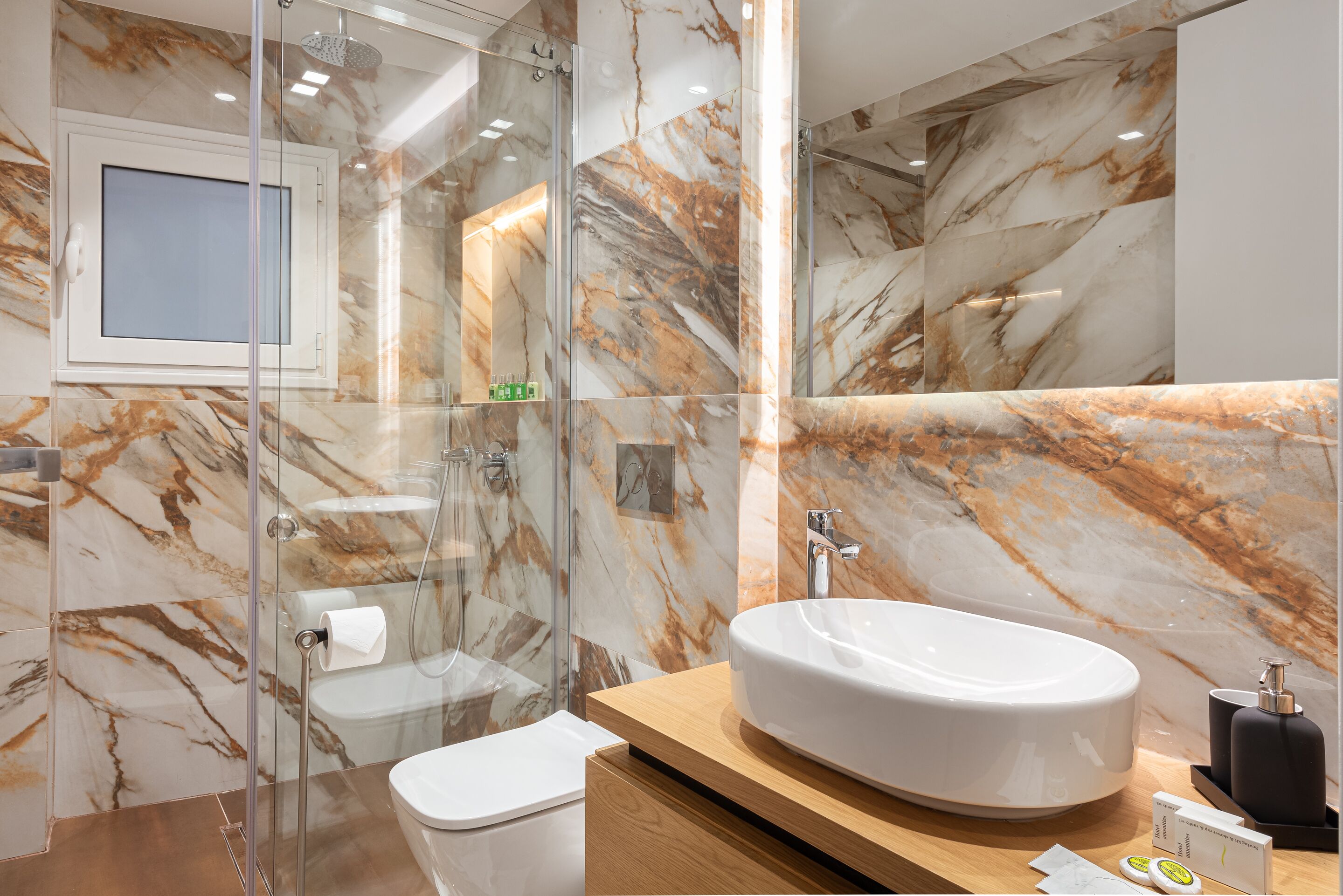 Deluxe Apartment | Bathroom | Shower, rainfall showerhead, free toiletries, hair dryer