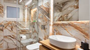 Deluxe Apartment | Bathroom | Shower, rainfall showerhead, free toiletries, hair dryer