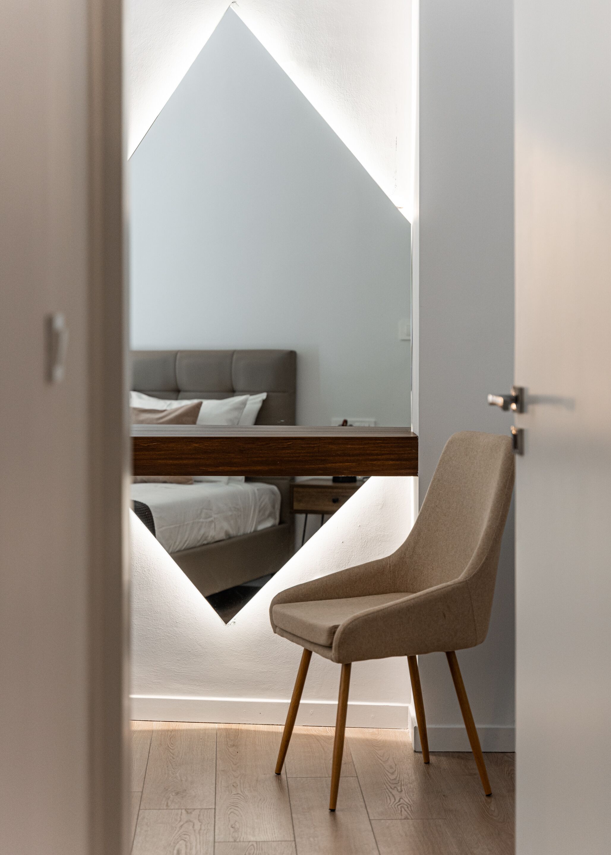 Un dormitorio moderno con cama, escritorio y silla.