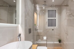 Appartement Deluxe | Salle de bain | Douche, douche cascade, articles de toilette (gratuits)