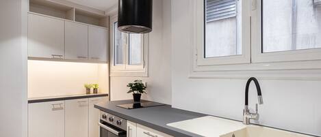 ดีลักซ์อพาร์ทเมนท์ | ครัวส่วนตัว | ตู้เย็นขนาดใหญ่, ไมโครเวฟ, เตาอบ, เตาประกอบอาหาร