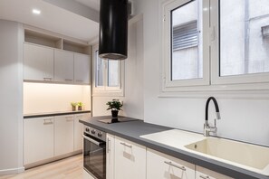 Appartamento Deluxe | Cucina privata | Frigorifero con congelatore, microonde, forno, piano cottura