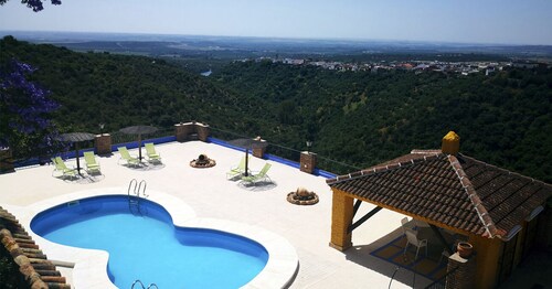 Rural Cortijo with the best views in the Sierra de Hornachuelos Natural Park.