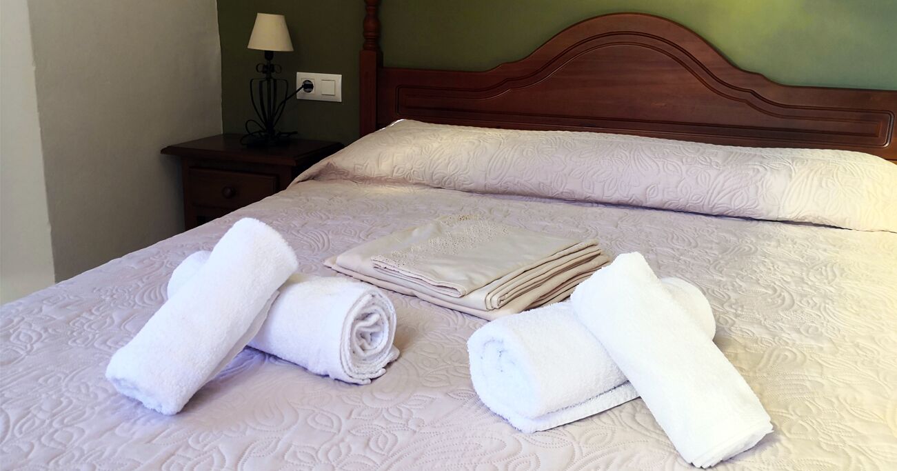 4 dormitorios, escritorio, tabla de planchar con plancha y cuna de viaje