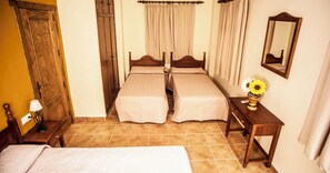 4 habitaciones, escritorio y tabla de planchar con plancha 