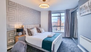 2 soverom, skrivebord, strykejern/-brett og reiseseng for barn