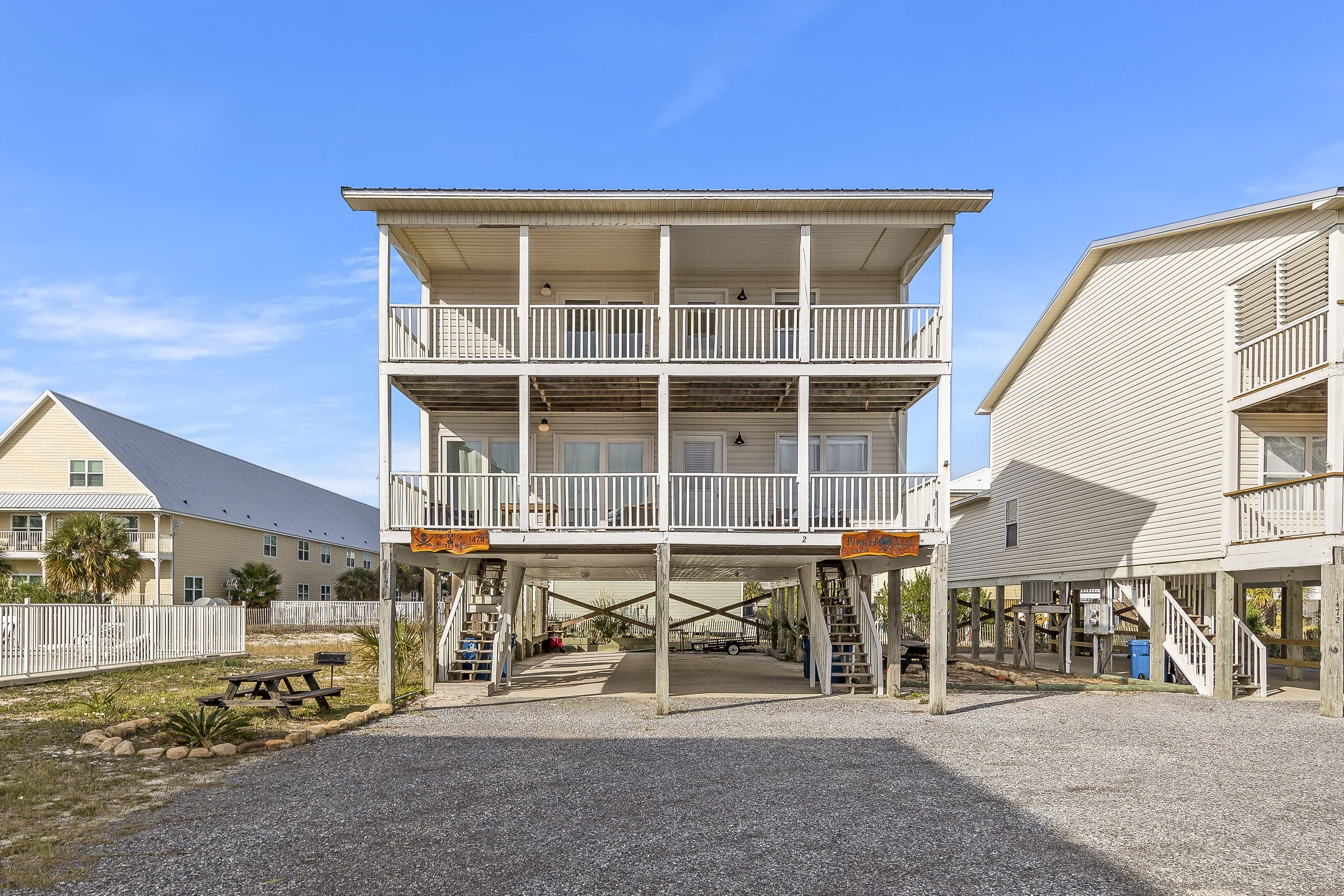 Vista frontal de la propiedad