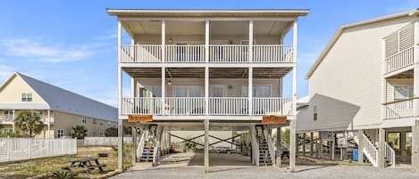 Vista frontal de la propiedad