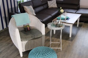 Smart-TV, Kamin, DVD-Player, Bücher