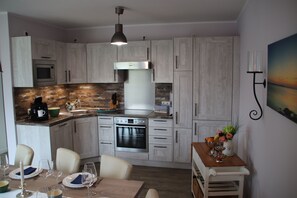 Réfrigérateur, micro-ondes, four, plaque de cuisson