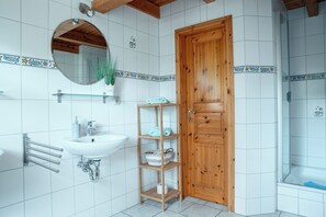 Dusche, Haartrockner, Seife, Toilettenpapier