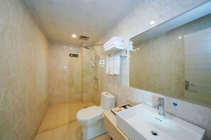 A modern bathroom with a walk-in shower, a toilet, a sink, and a large mirror. - Yestour Hotel (Guigang Pingnan Government Center Shopping Plaza) (Pingnan)