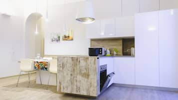 Frigorifero, microonde, forno, piano cottura