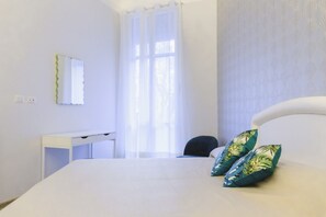 2 quartos, ferros/tábuas de passar roupa, acesso à internet