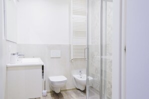 Dusj, bidé og håndklær