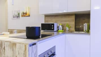Frigorifero, microonde, forno, piano cottura