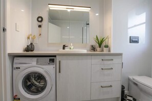 Shower, hair dryer, towels